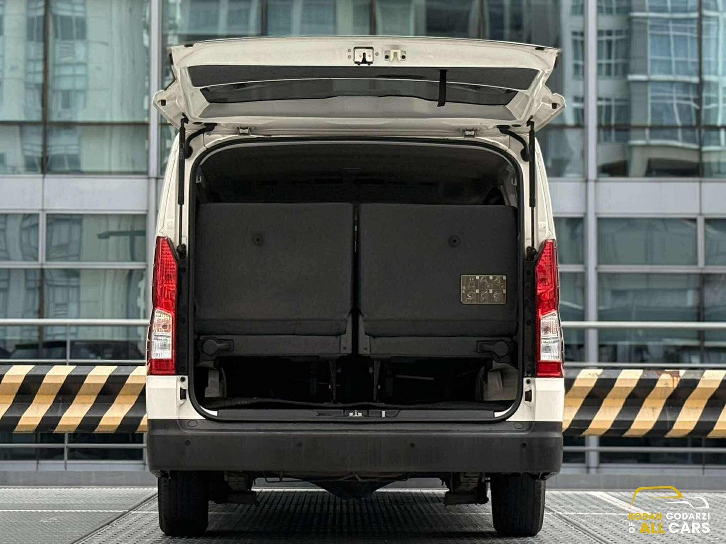 2019 Toyota HiAce Commuter Deluxe 2.8, Manual, Diesel