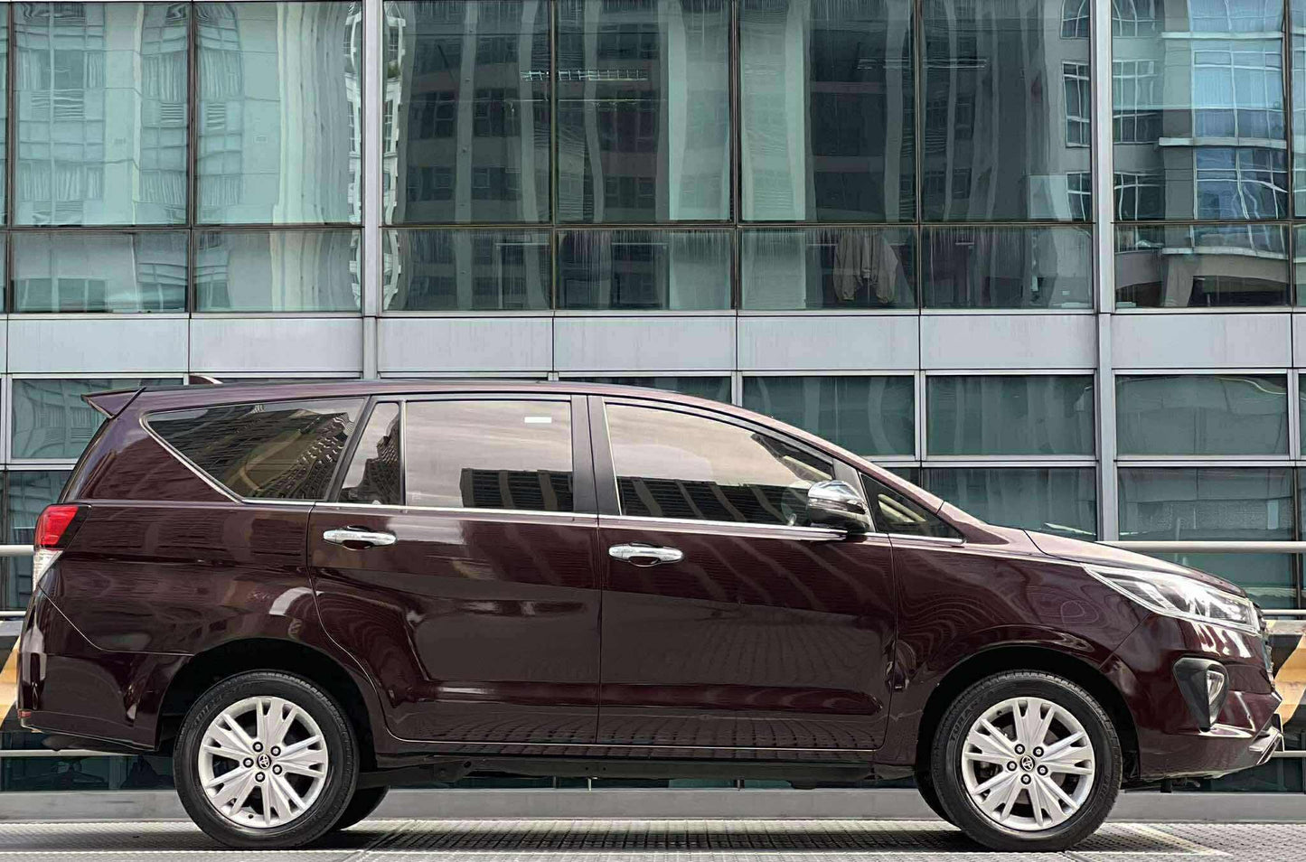 2022 Toyota Innova 2.8 V, Automatic, Diesel
