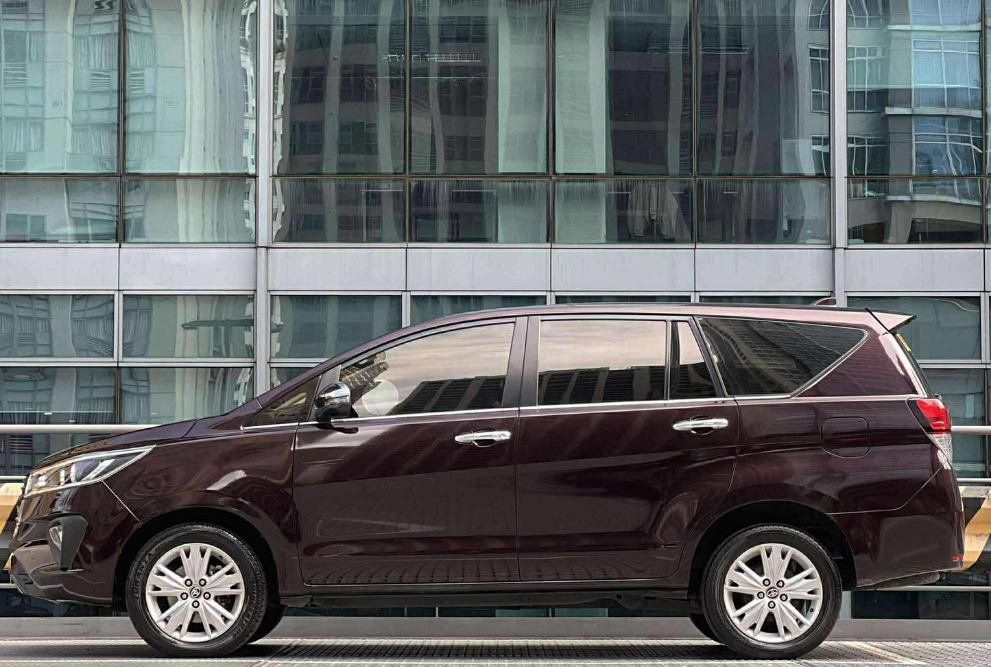 2022 Toyota Innova 2.8 V, Automatic, Diesel