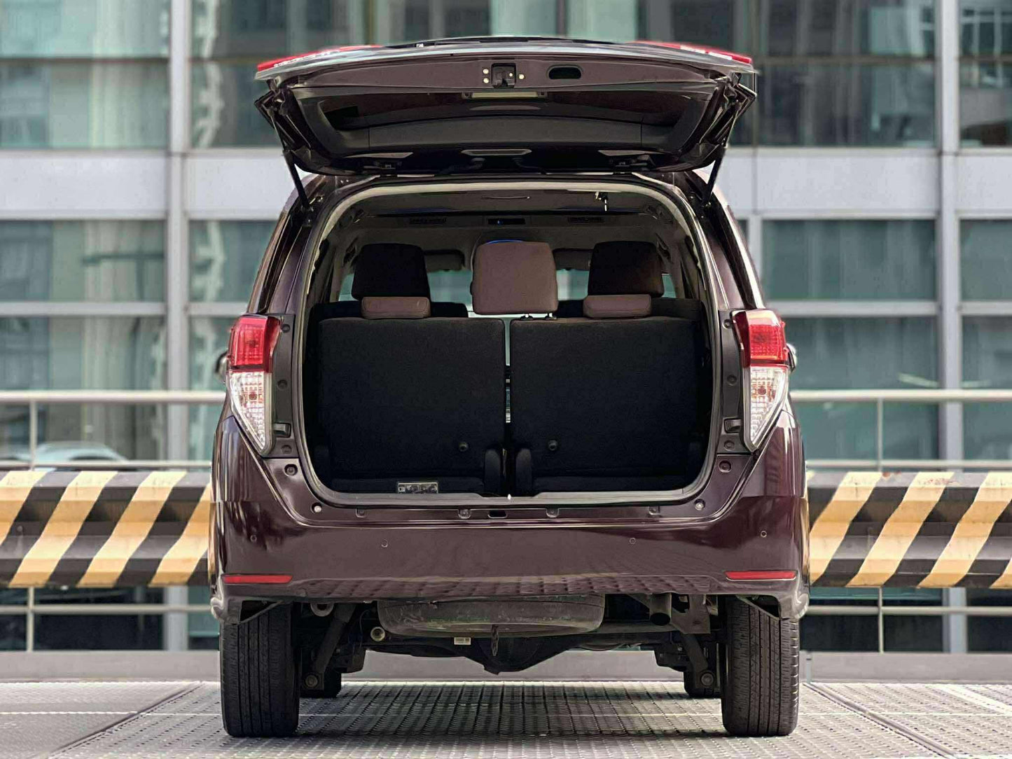 2022 Toyota Innova 2.8 V, Automatic, Diesel