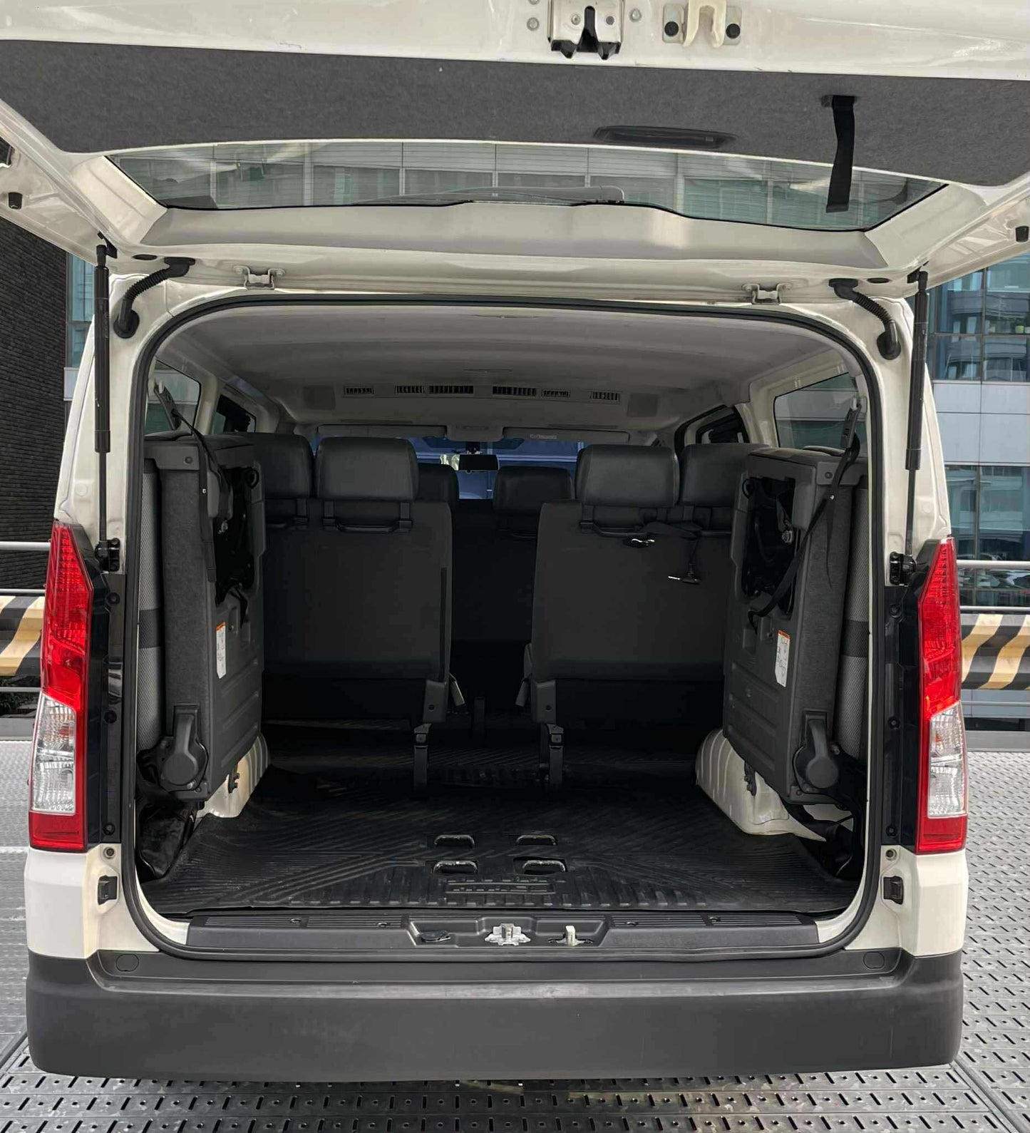 2019 Toyota Hiace Commuter Deluxe 2.8, Manual, Diesel