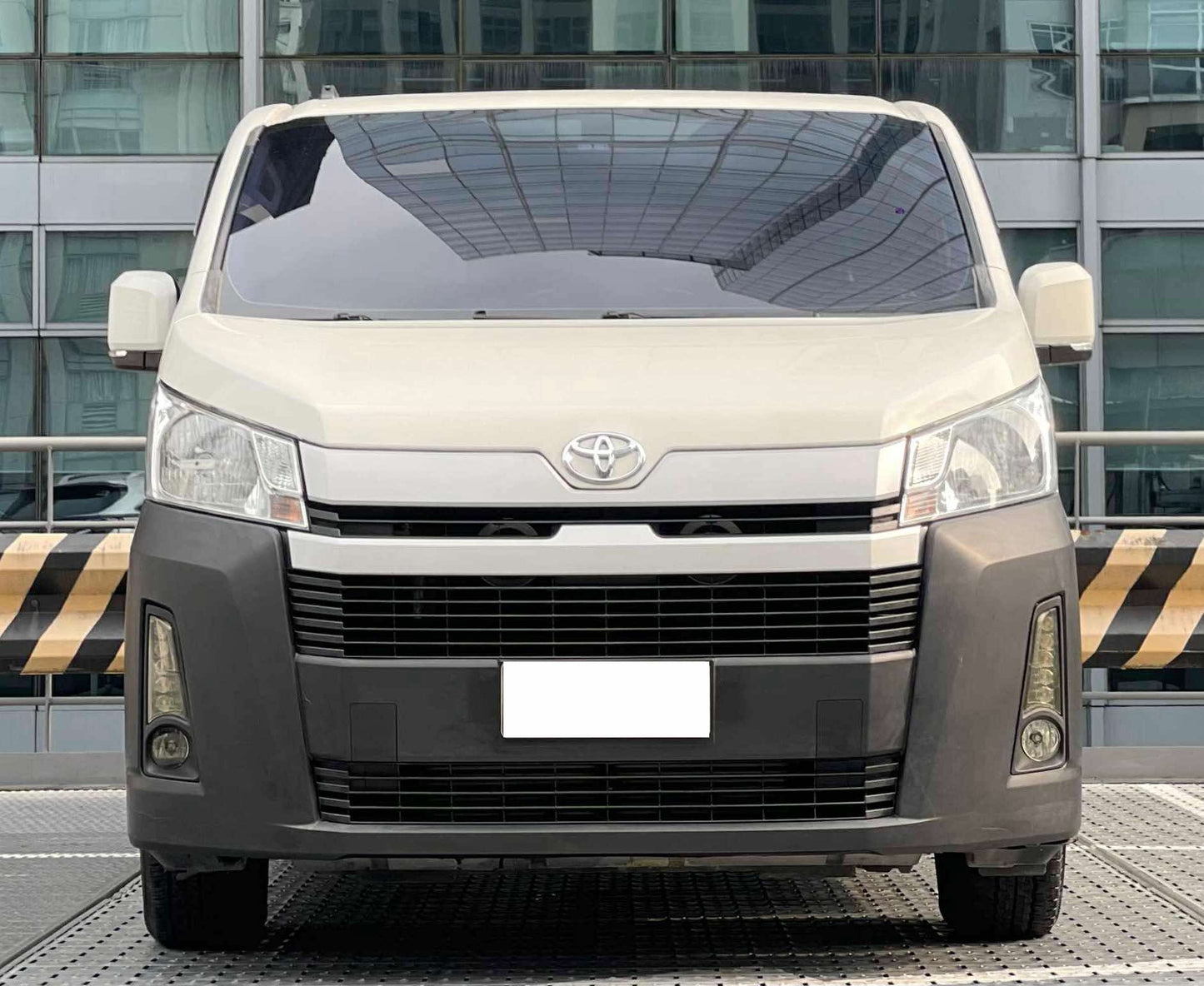 2019 Toyota Hiace Commuter Deluxe 2.8, Manual, Diesel