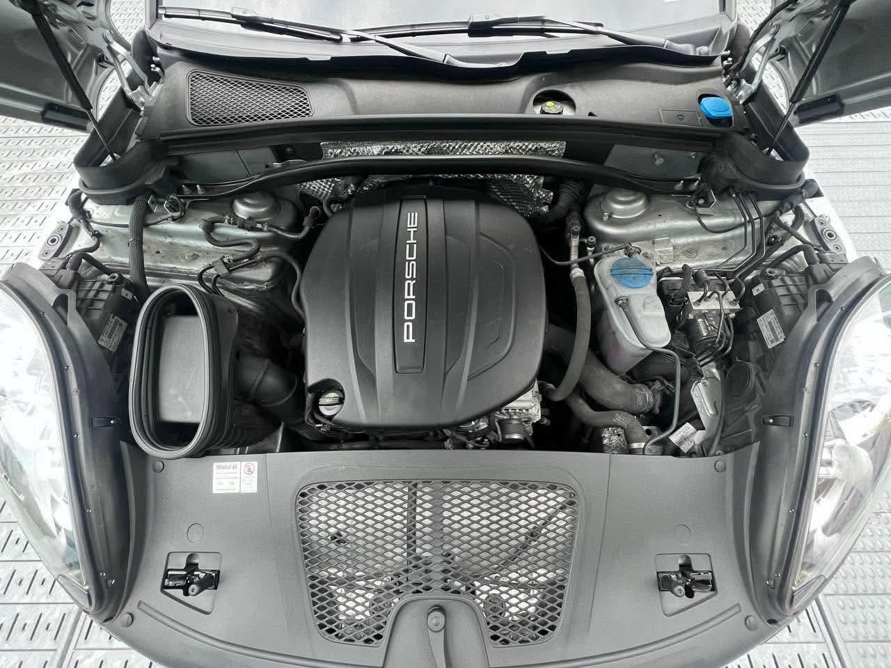 2019 Porsche Macan 2.0T Turbo, Automatic, Gas