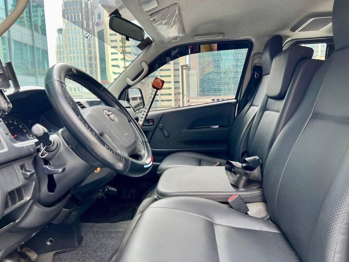 2023 Hiace Commuter 3.0 Decontent, Manual, Diesel