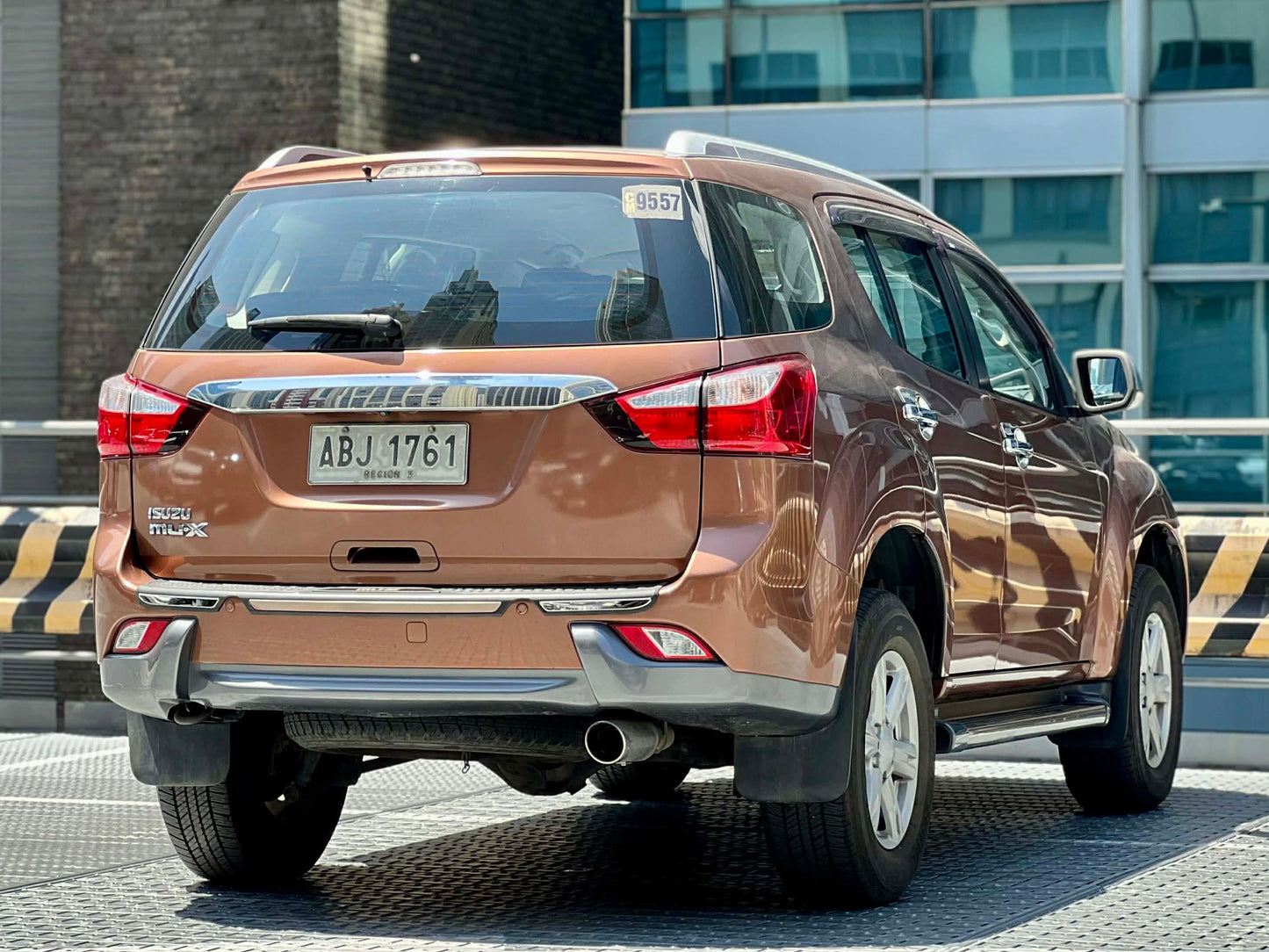 2015 Izuzu MUX LSA 4x2 2.5, Automatic, Diesel
