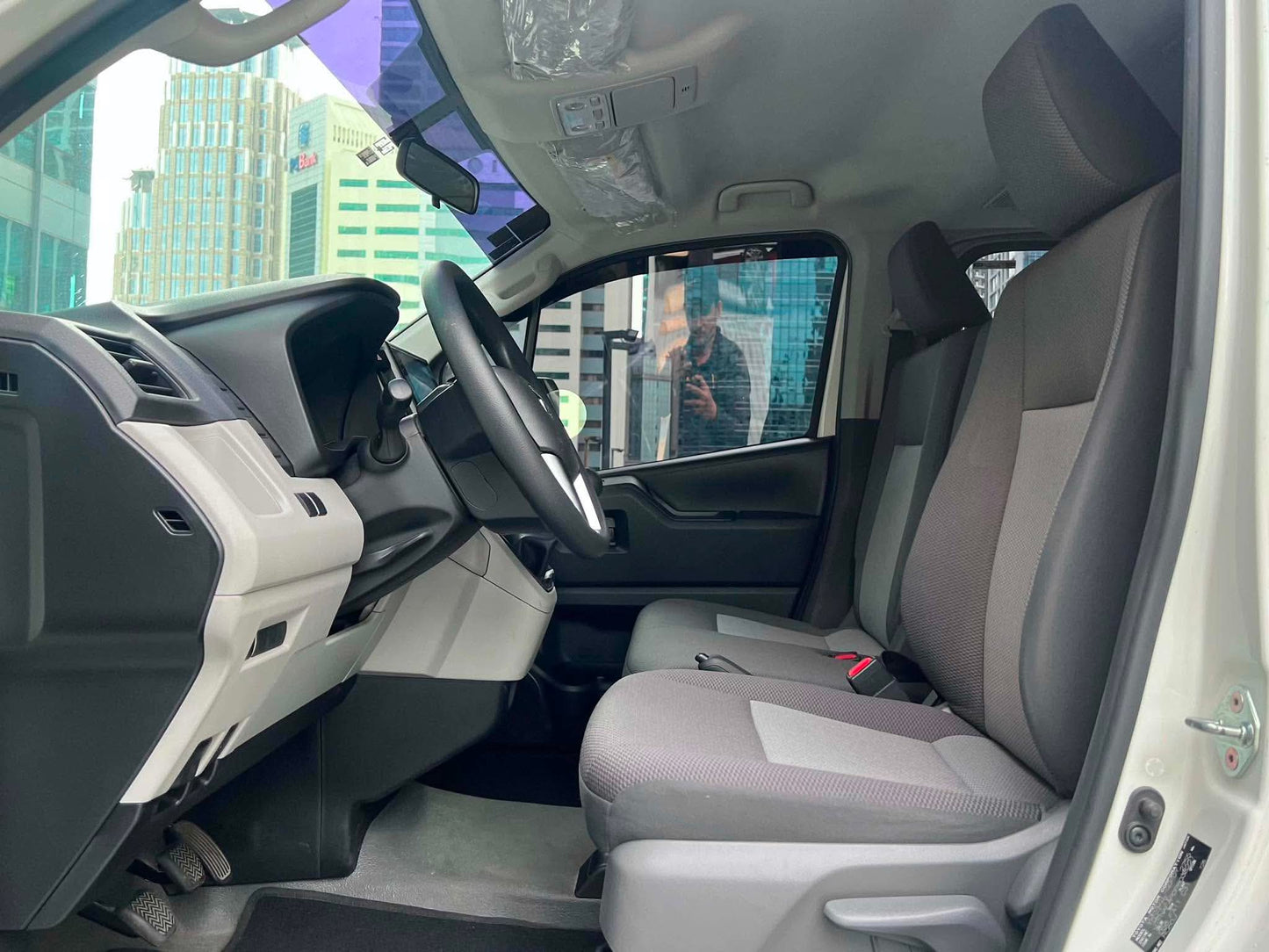 2024 Toyota HiAce Commuter Deluxe 2.8, Manual, Diesel