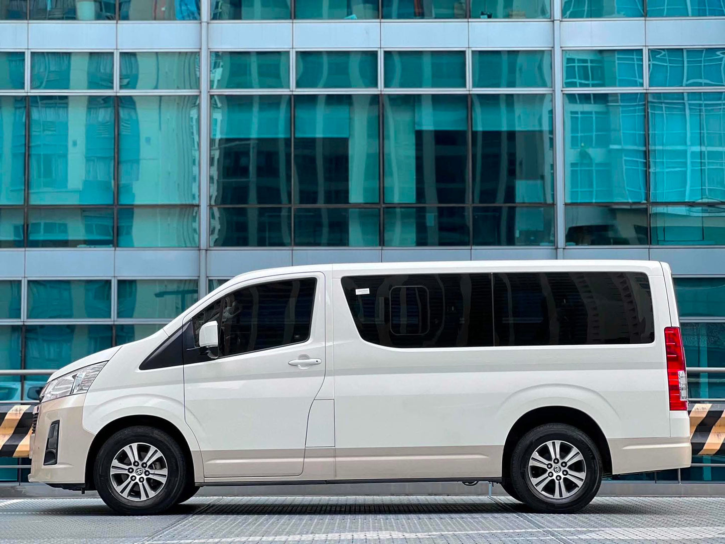 2019 Toyota HiAce 2.8 GL Grandia 2-Tone, Manual, Diesel