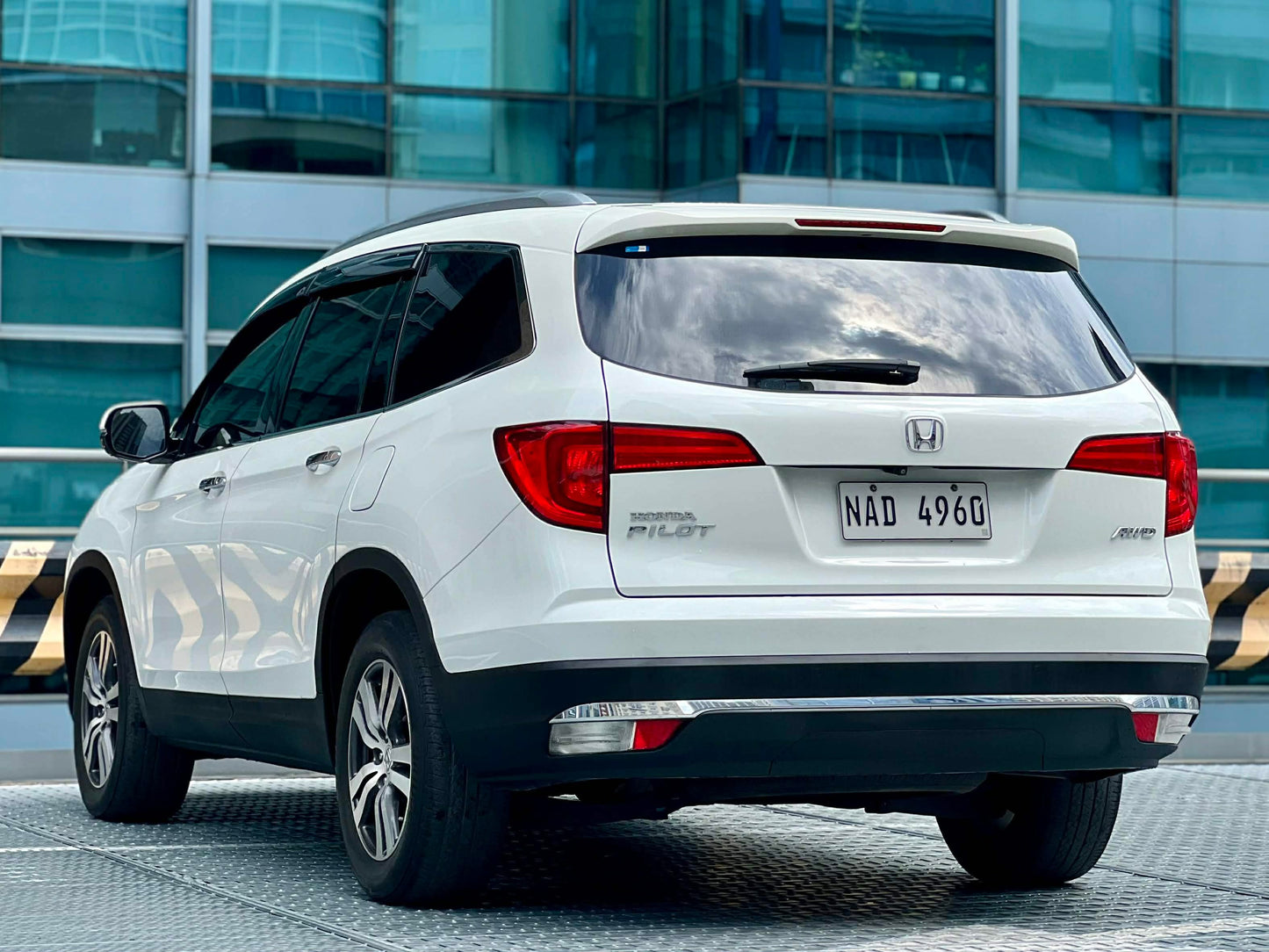 2016 Honda Pilot EX-L AWD
3.5L V6 SOHC, i-Vtec Engine,
24 Valves