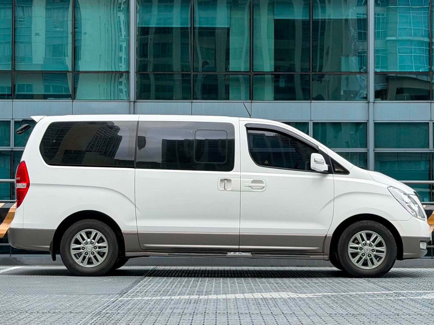 2015 Hyundai Starex Gold 2.5, Automatic, Diesel