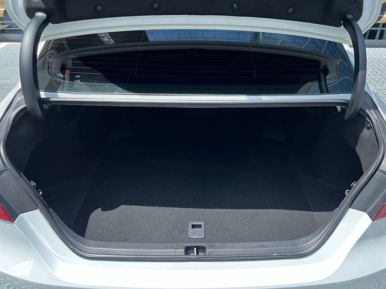 2019 Toyota Camry 2.5 V, Automatic, Gas