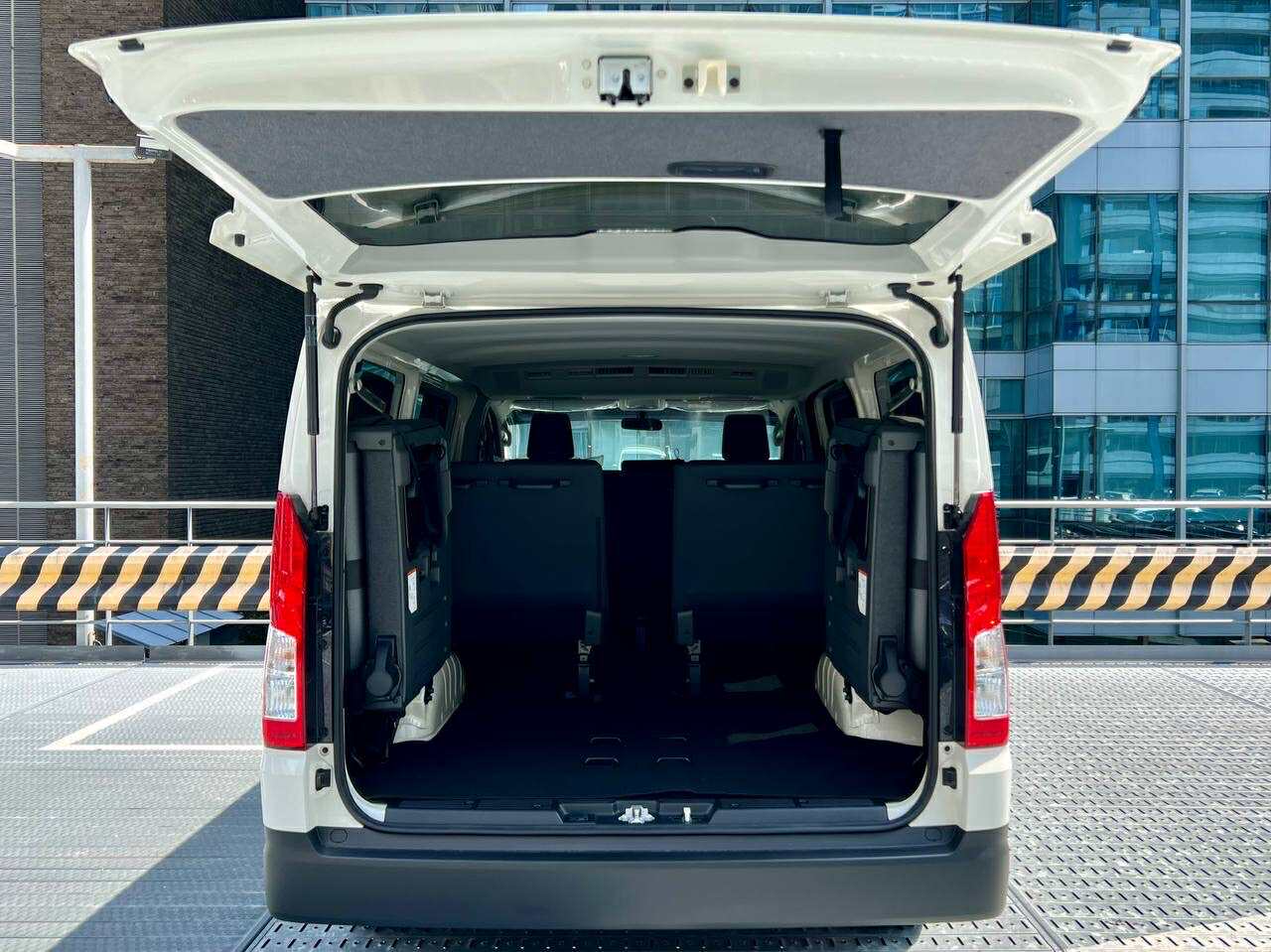 2025 Toyota Commuter 2.8 Deluxe, Manual, Diesel