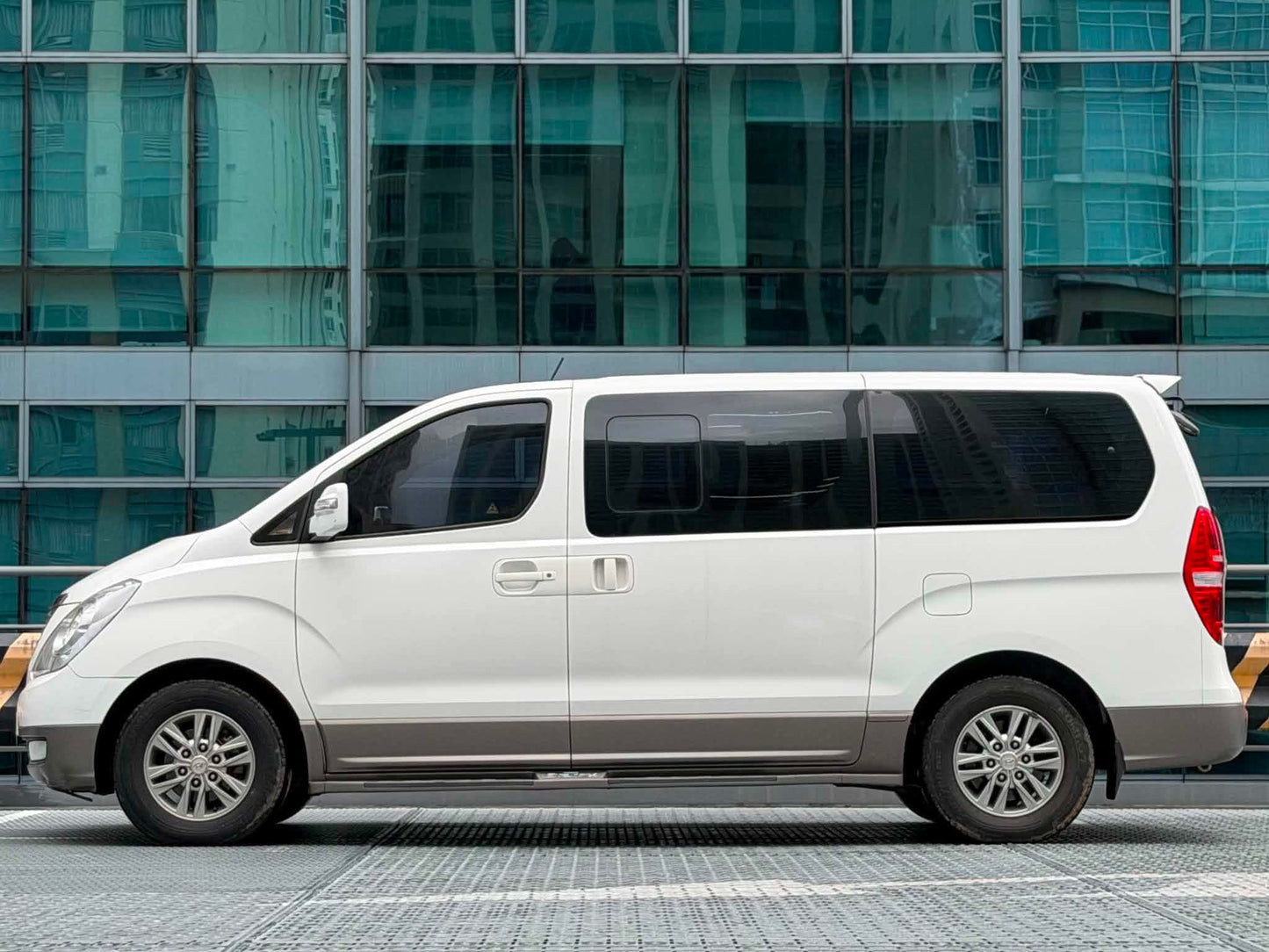 2015 Hyundai Starex Gold 2.5, Automatic, Diesel