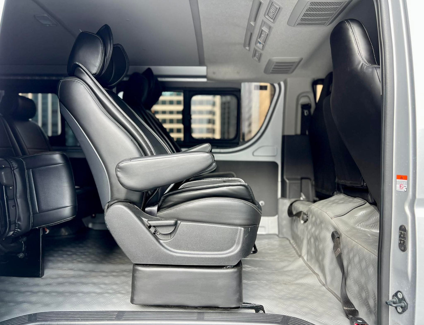 2025 Toyota HiAce Commuter 3.0, Manual, Diesel