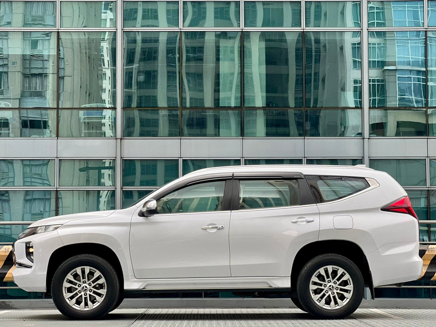 2020 Mitsubishi Montero GLX 2.5, Manual, Diesel