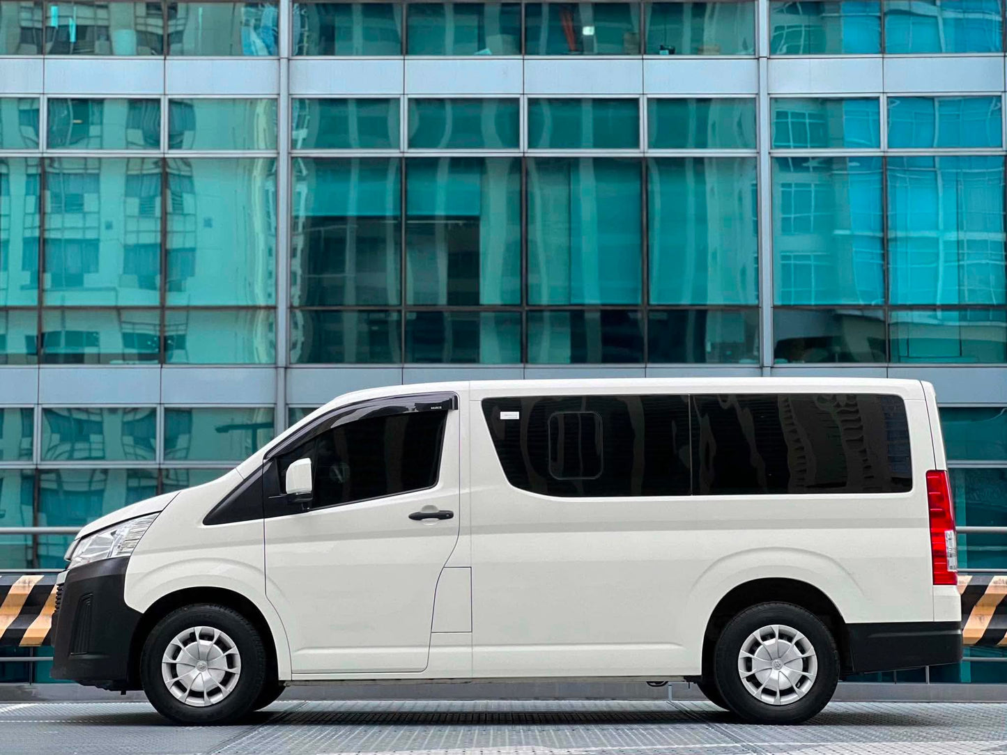 2024 Toyota HiAce Commuter Deluxe 2.8, Manual, Diesel