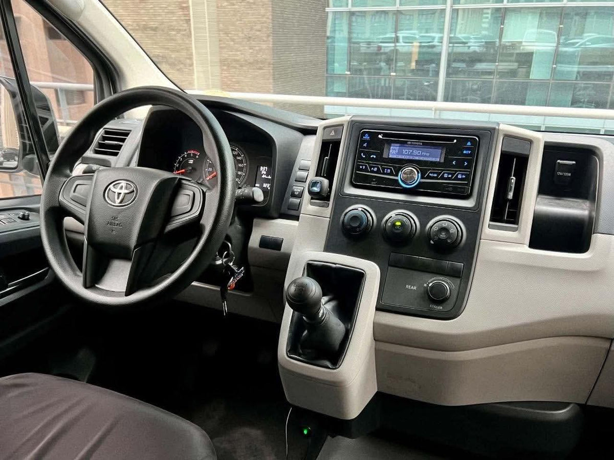 2023 Toyota Hiace Commuter 2.8 Deluxe, Manual