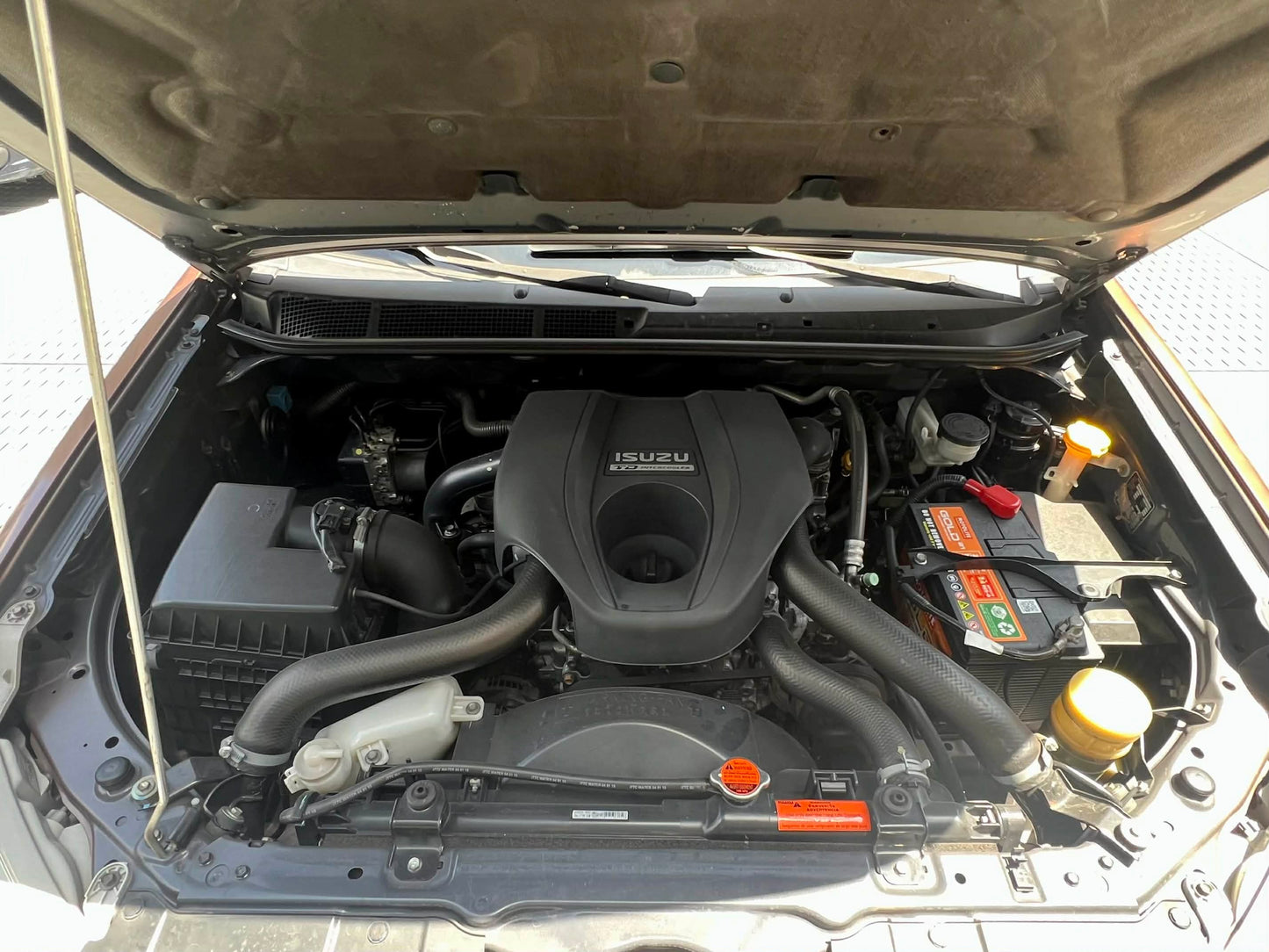 2015 Izuzu MUX LSA 4x2 2.5, Automatic, Diesel