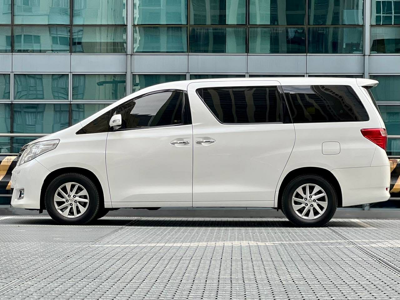 2013 Toyota Alphard 3.5 V6, Automatic, Gas