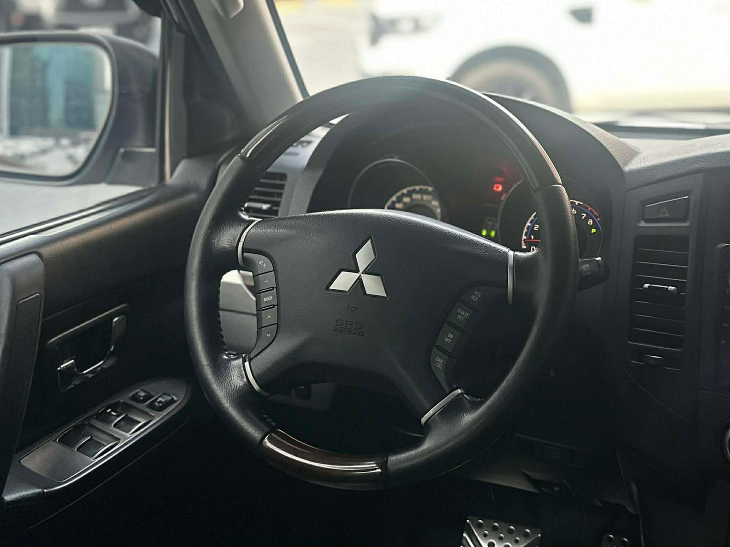 2011 Mitsubishi Pajero GLS 4x4 3.8 V6,  Automatic, Gas