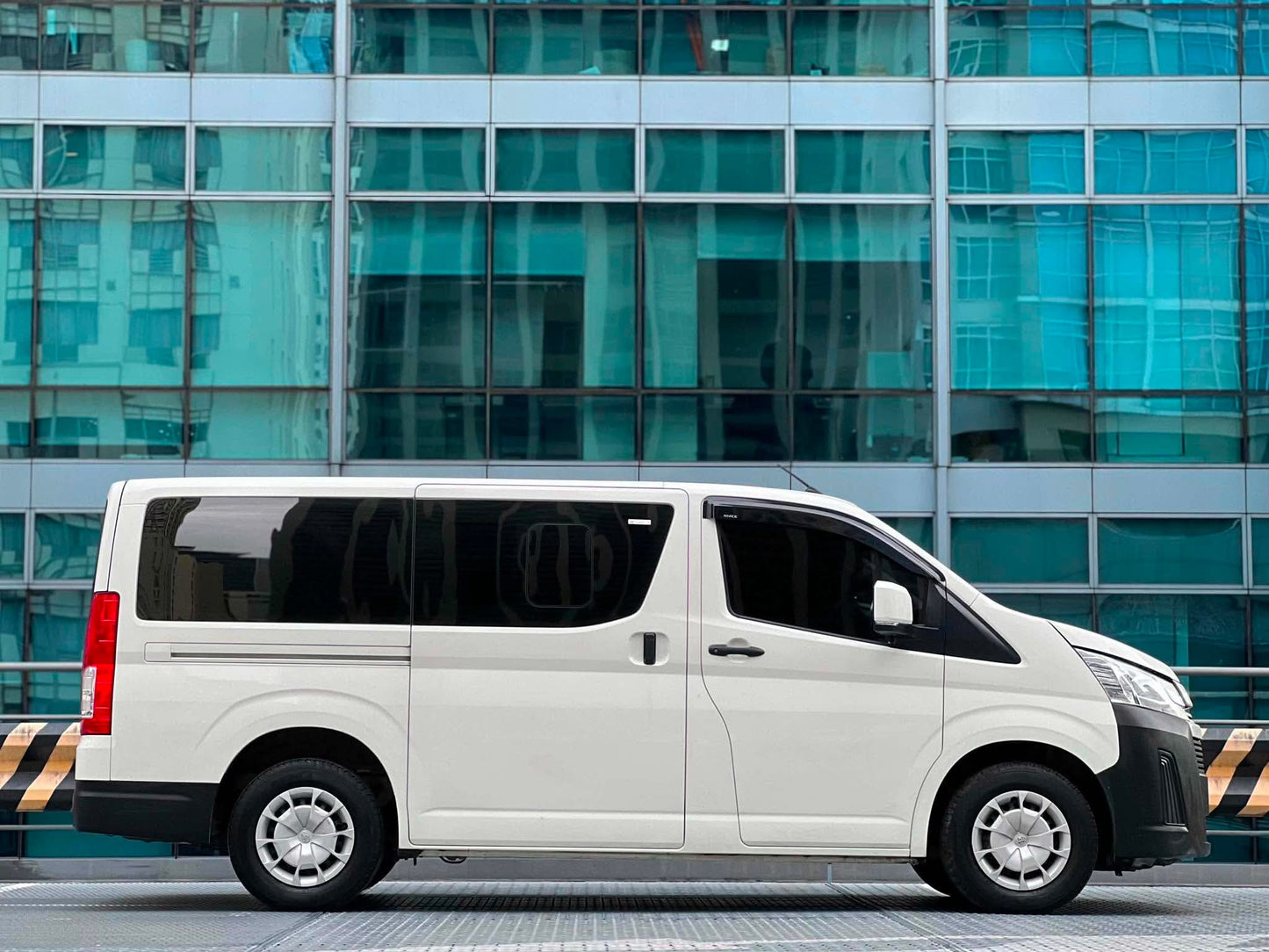 2024 Toyota HiAce Commuter Deluxe 2.8, Manual, Diesel
