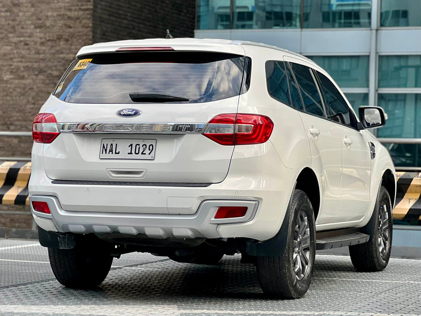 2017 Ford Everest Trend 4x2 2.2,  Automatic, Diesel