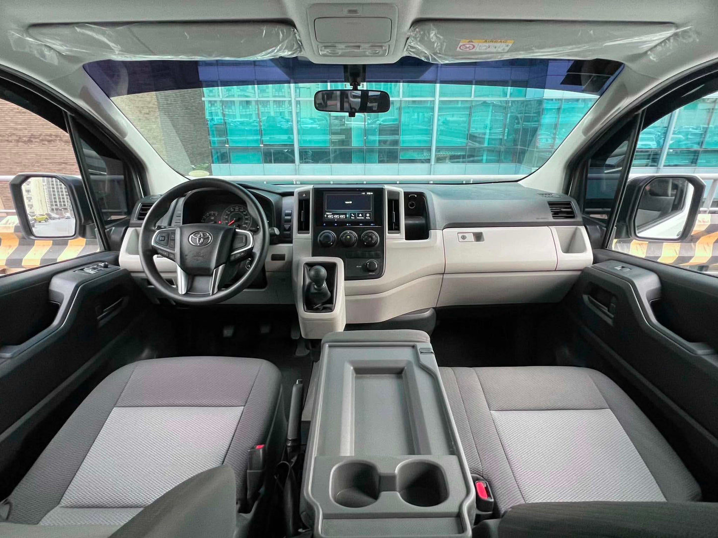 2024 Toyota HiAce Commuter Deluxe 2.8, Manual, Diesel