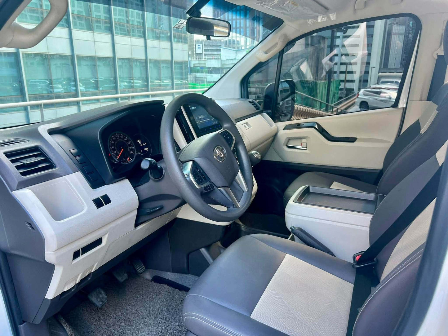 2024 Toyota GL Grandia 2.8L, Manual, Diesel
