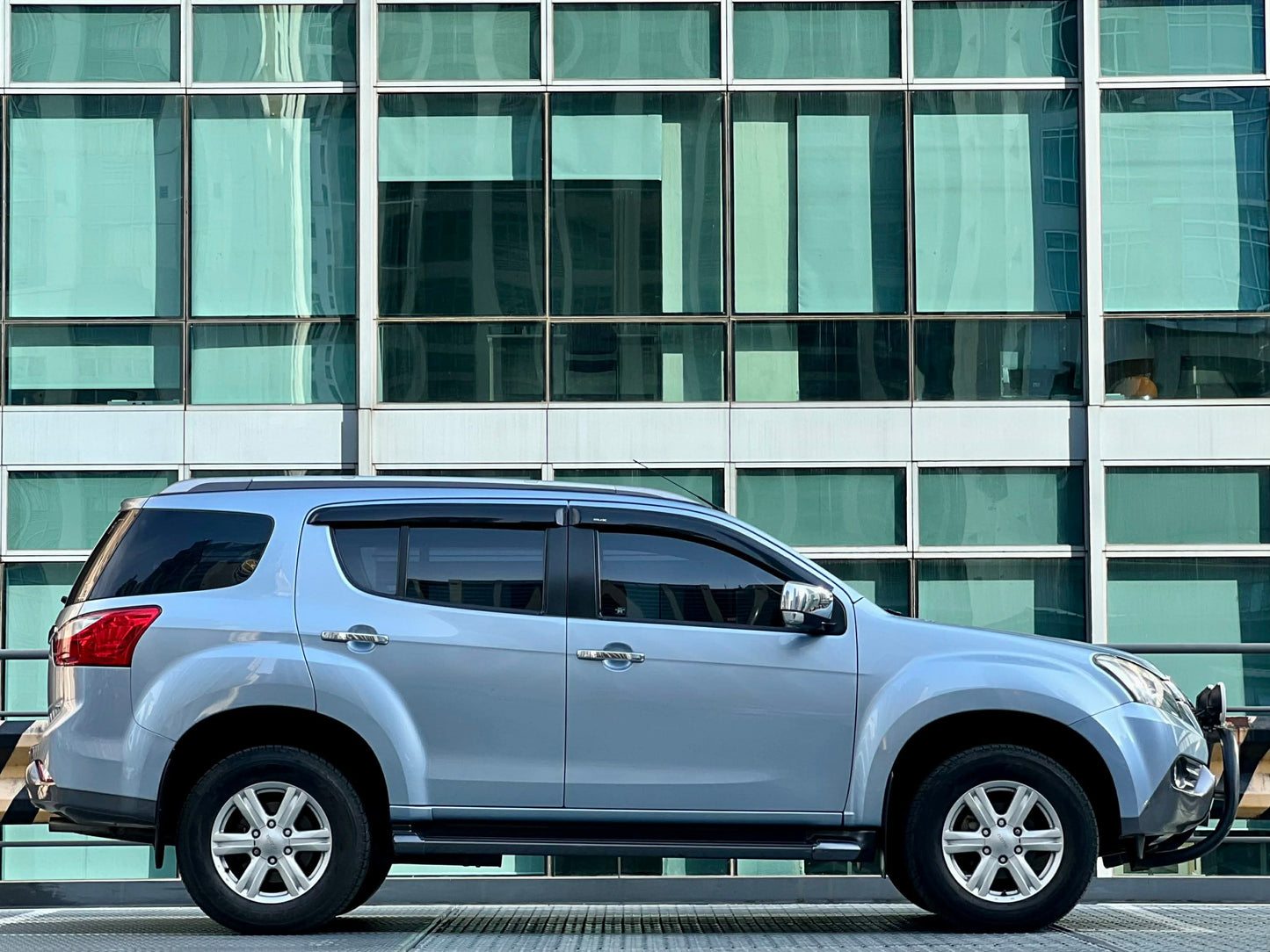 2015 Izuzu MUX LSA 4x2 2.5, Automatic, Diesel