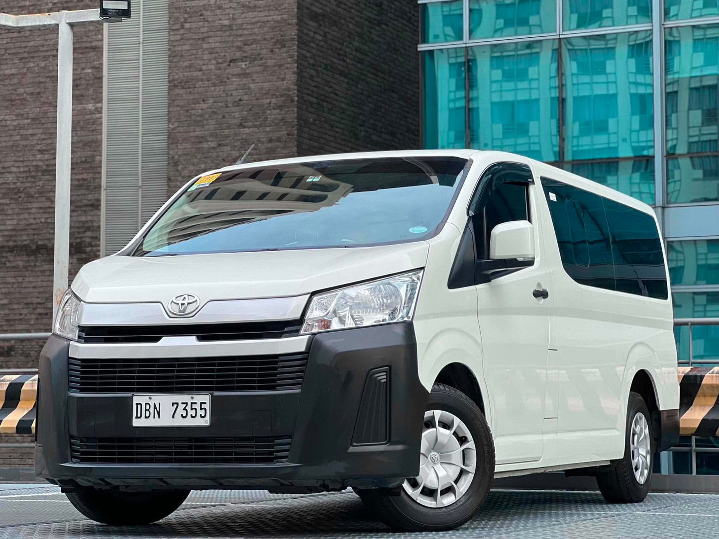 2024 Toyota HiAce Commuter Deluxe 2.8, Manual, Diesel