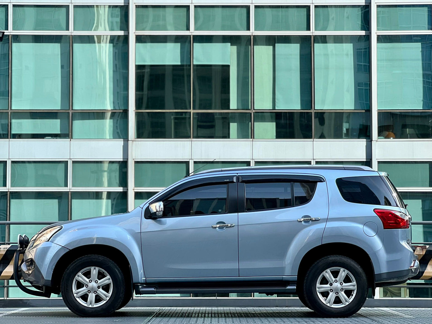 2015 Izuzu MUX LSA 4x2 2.5, Automatic, Diesel