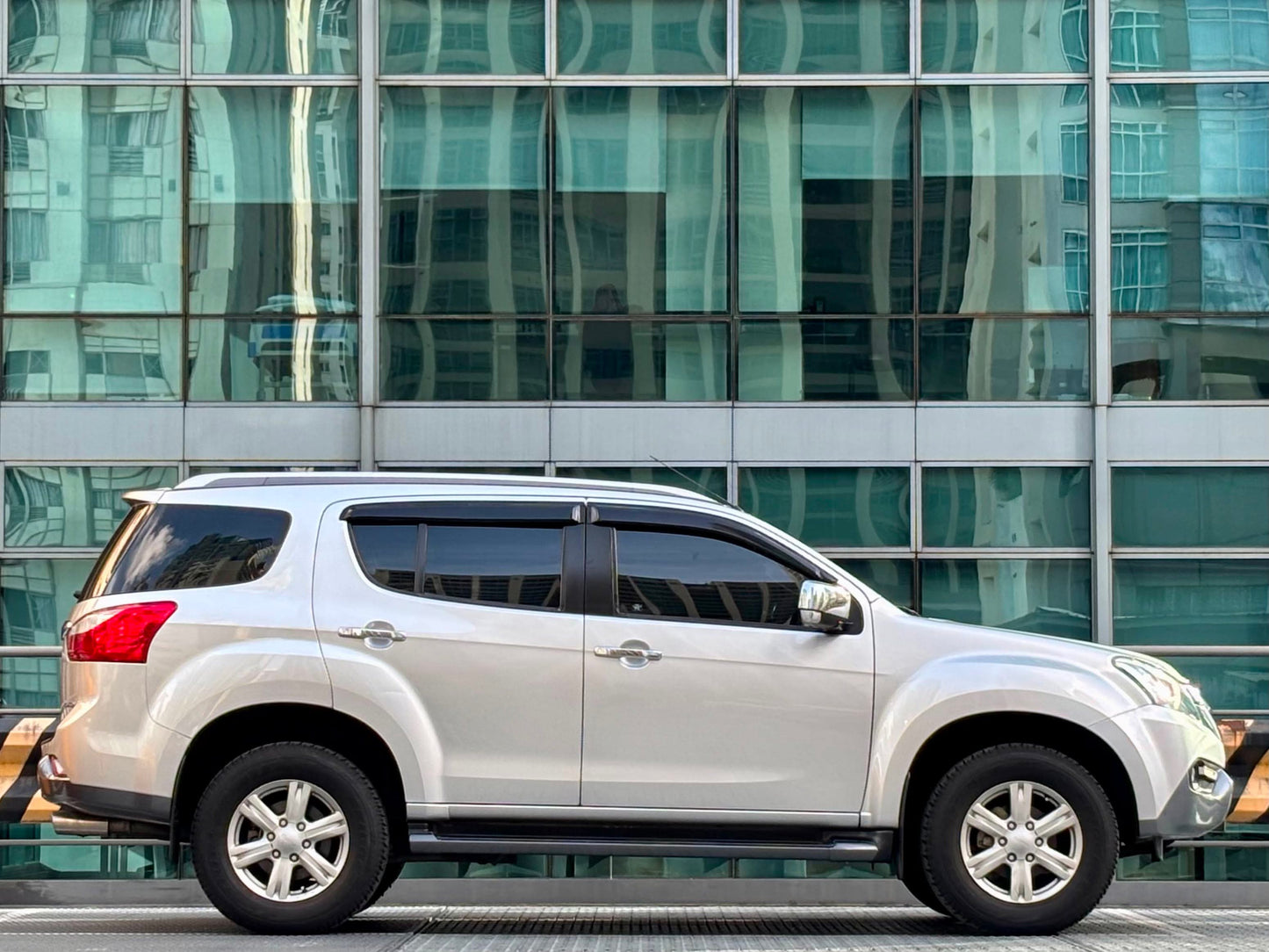 2017 Izuzu MUX LSA 4x2 3.0, Automatic, Diesel