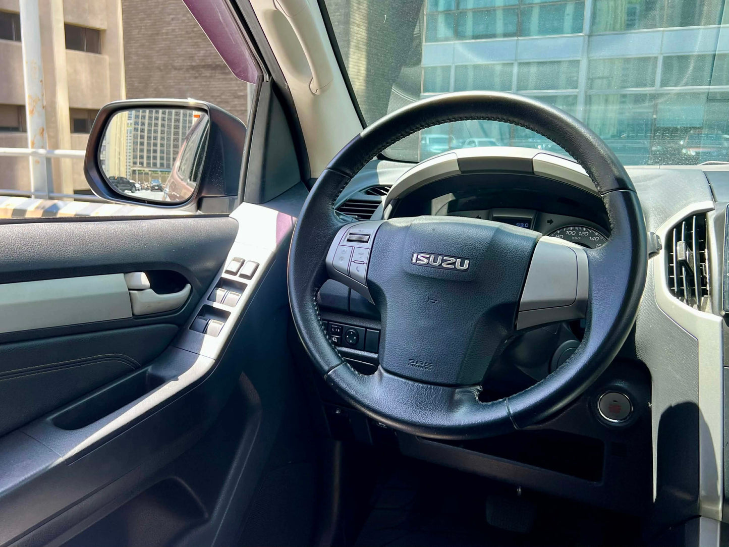 2015 Izuzu MUX LSA 4x2 2.5, Automatic, Diesel