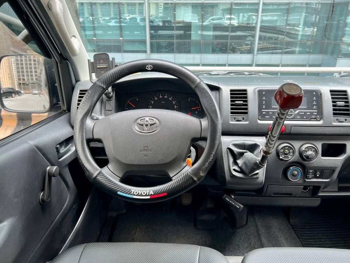 2023 Hiace Commuter 3.0 Decontent, Manual, Diesel