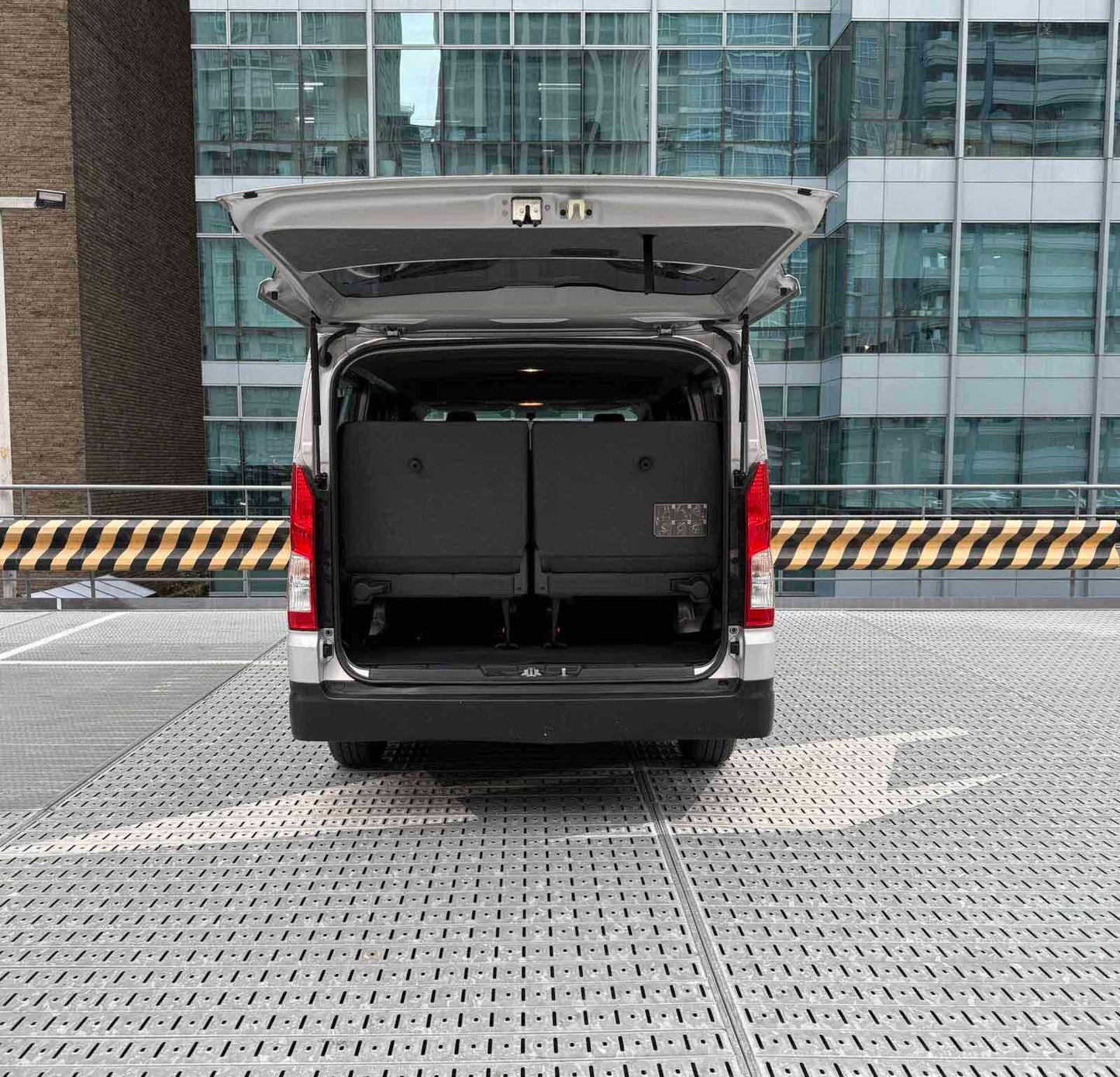 2022 Toyota Hiace Deluxe 2.8, Manual, Diesel