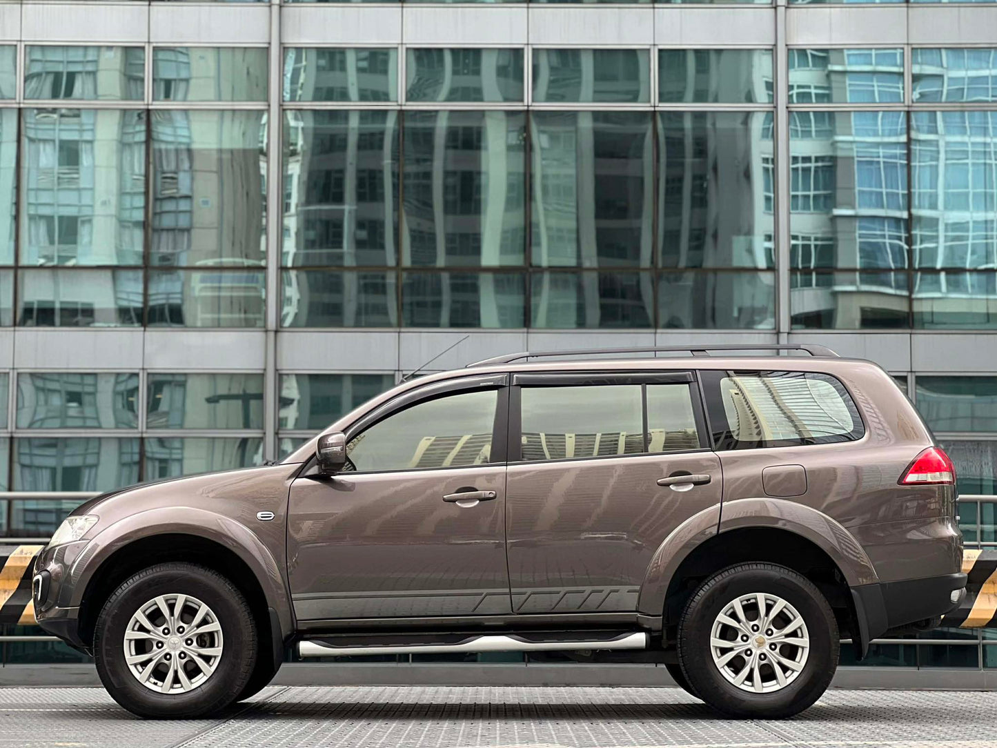 2015 Mitsubishi Montero 2.5 GLX, Automatic, Diesel