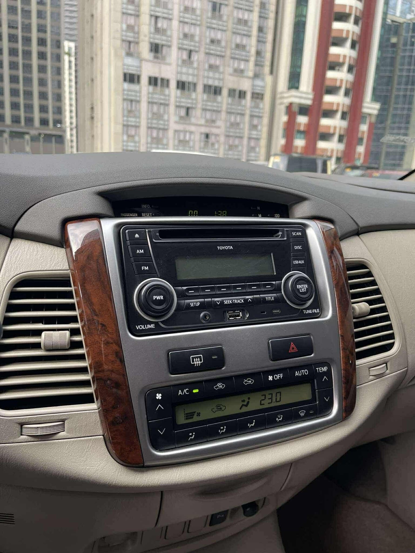 2015 Toyota Innova 2.0 G, Automatic, Gas
