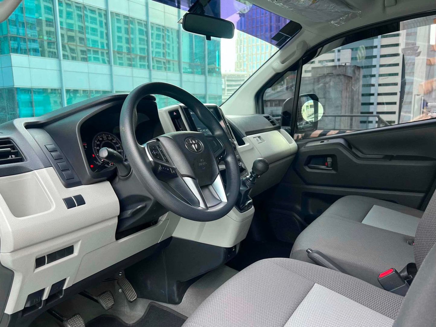 2024 Toyota HiAce Commuter Deluxe 2.8, Manual, Diesel