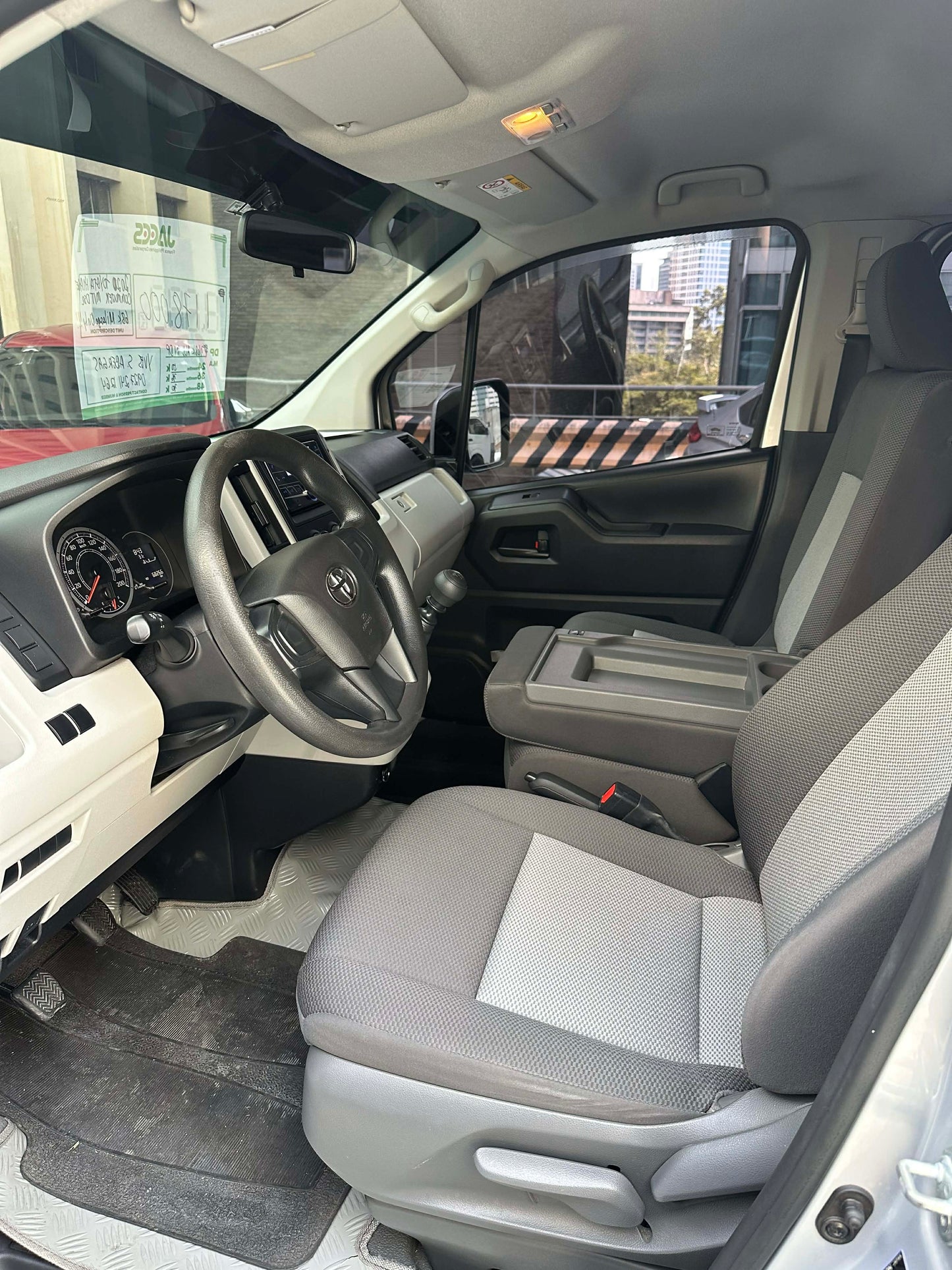 2020 Toyota Hi Ace 2.8, Commuter Deluxe, Manual, Diesel