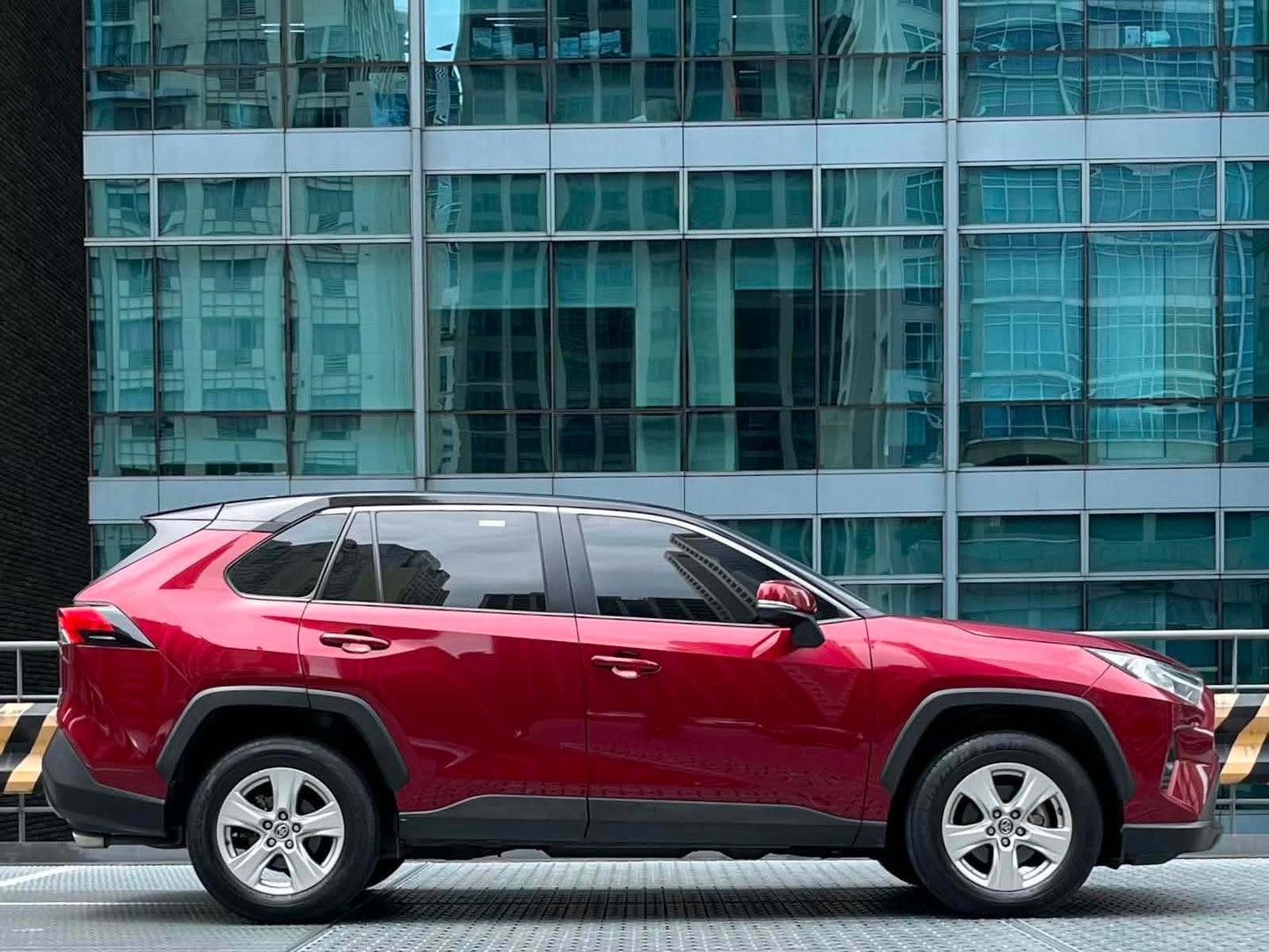 2019 Toyota RAV4 XLE 4x2 2.5,  Automatic, Gas