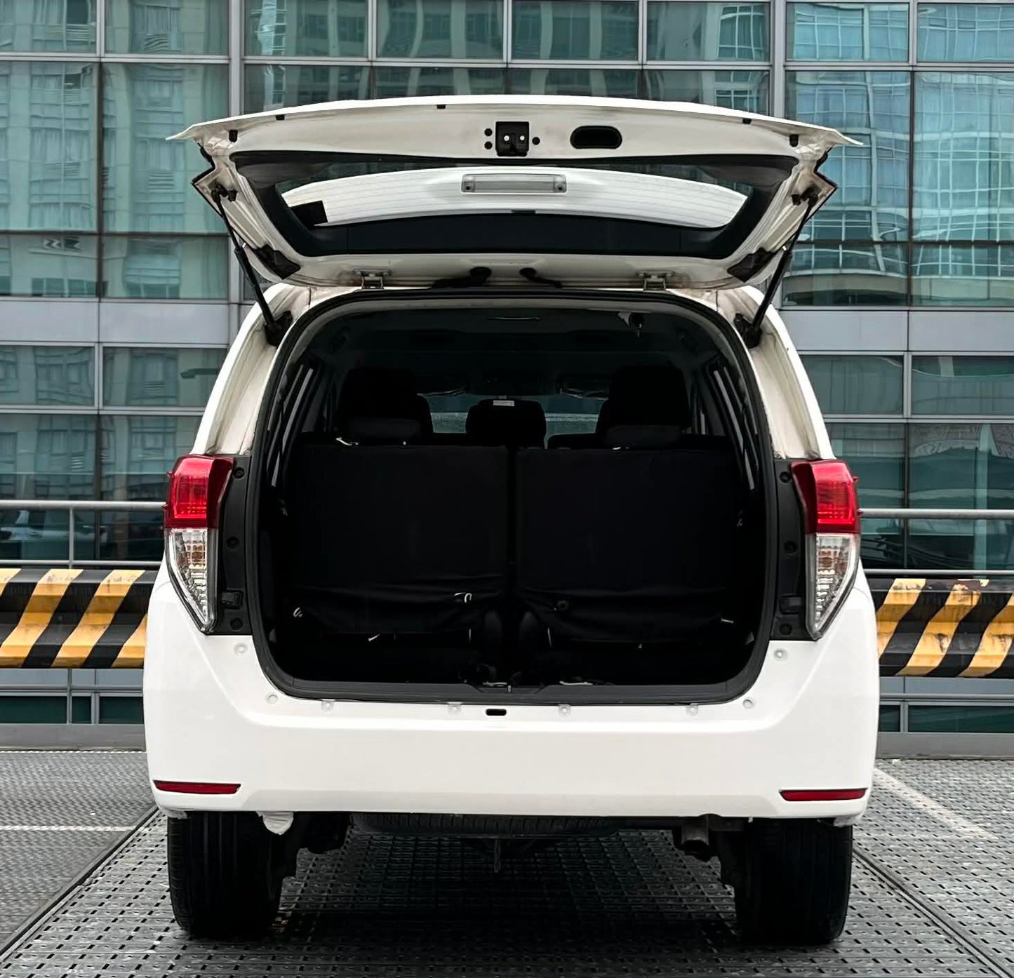 2020 Toyota Innova J 2.8, Manual, Diesel