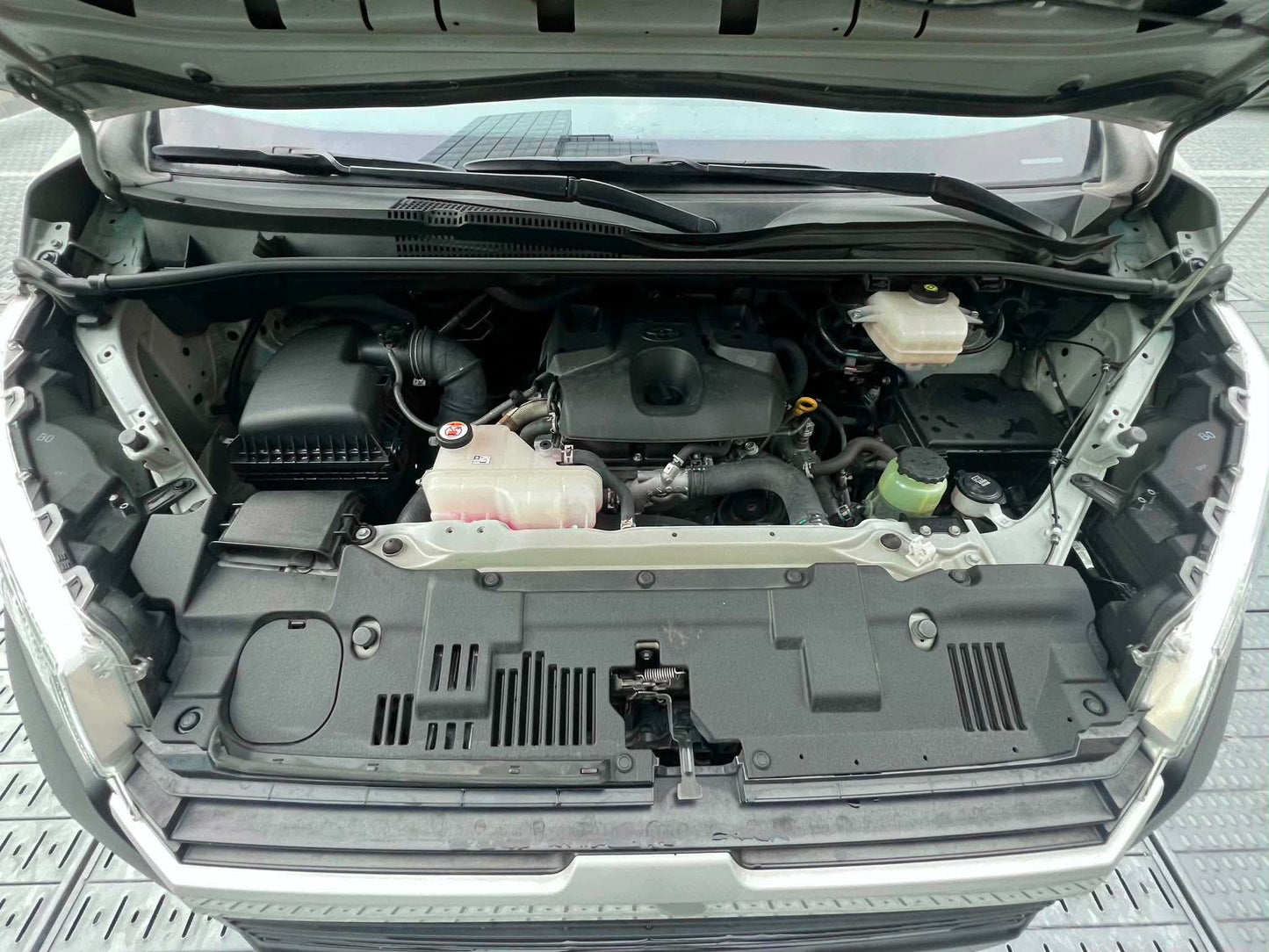 2024 Toyota HiAce Commuter Deluxe 2.8, Manual, Diesel