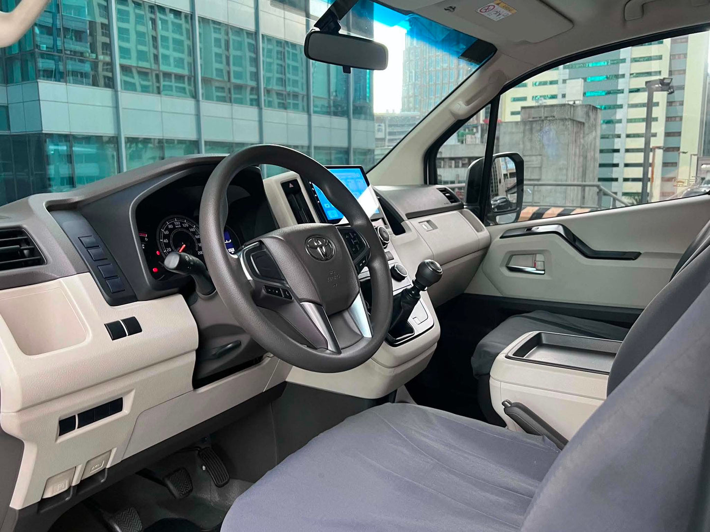 2019 Toyota HiAce 2.8 GL Grandia 2-Tone, Manual, Diesel