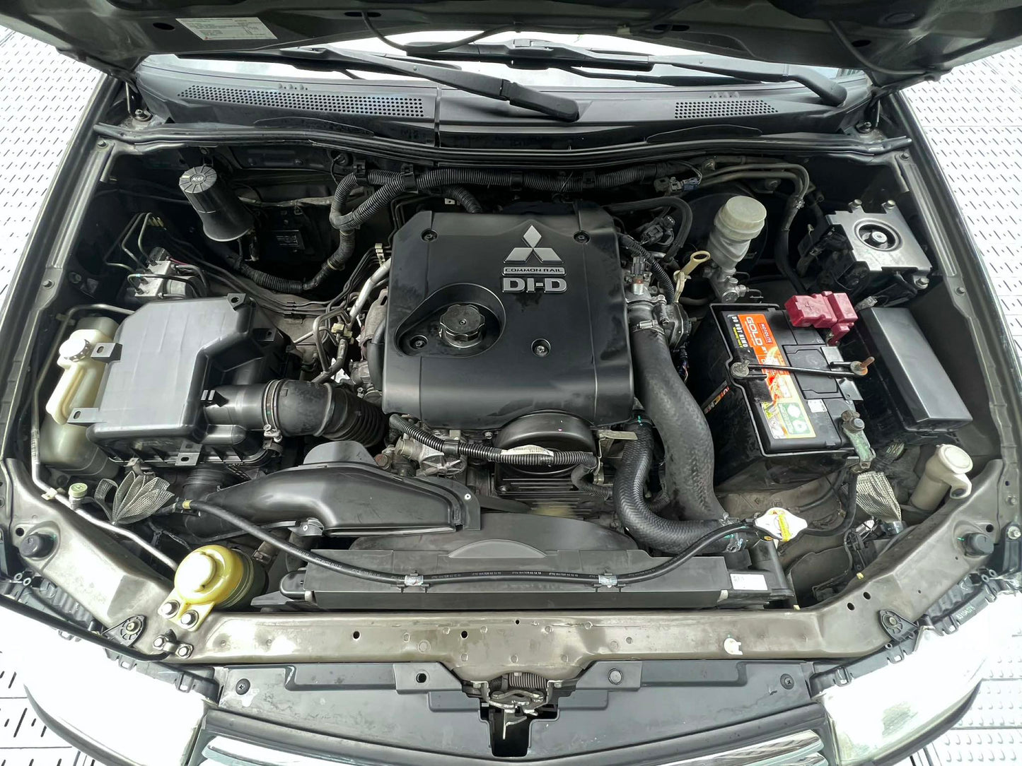 2015 Mitsubishi Montero 2.5 GLX, Automatic, Diesel