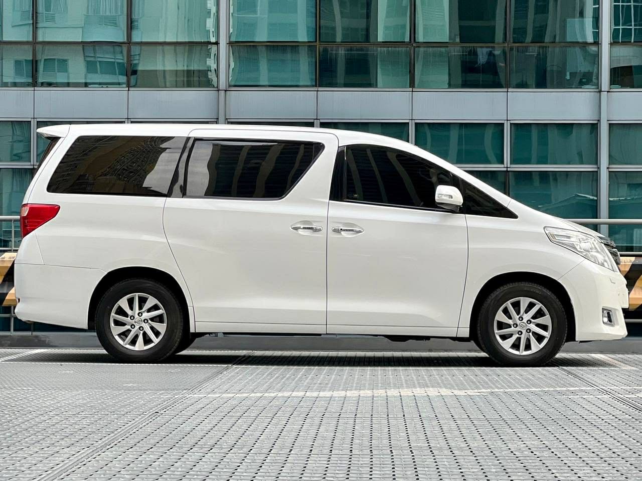 2013 Toyota Alphard 3.5 V6, Automatic, Gas